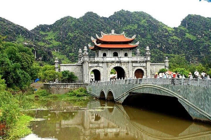 Hoa Lu & Tam Coc Small-Group Tour — Row Tam Coc, Cycle Rice Fields, Explore Ancient Capital