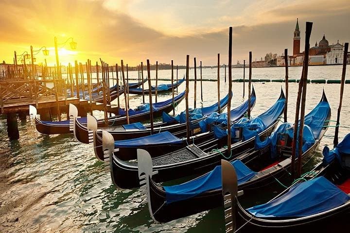 Classic 30-Minute Venice Gondola Ride: Grand Canal Highlights
