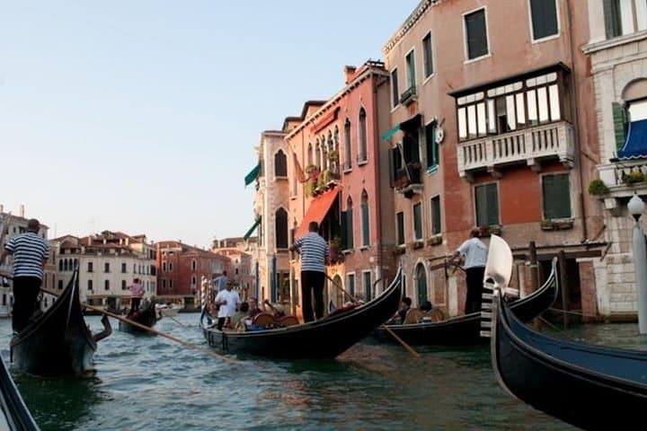 Venice Walking Tour and 30-Minute Gondola Ride — St. Mark’s to Rialto photo 4