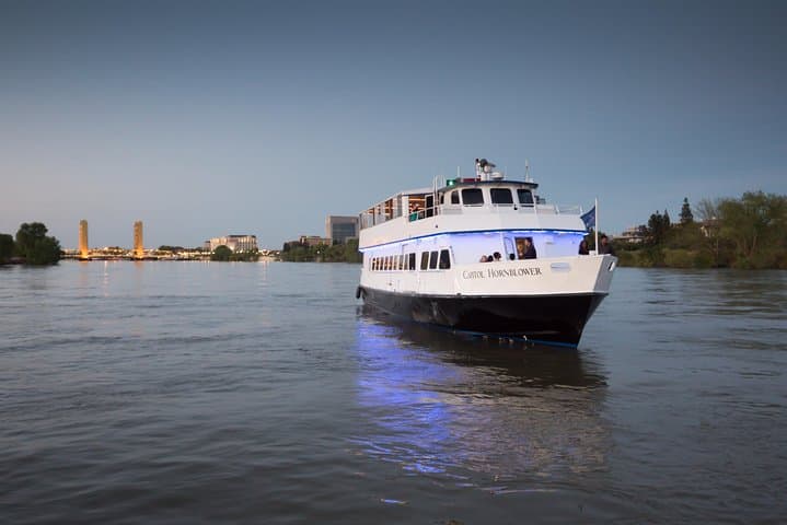 Rock the Yacht: Sacramento River Cocktail Cruise Under the Tower Bridge photo 4