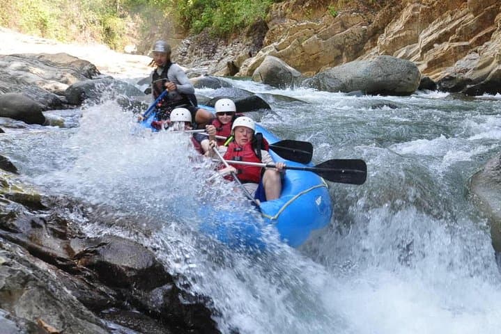 El Chorro Whitewater Rafting from Jaco — Class IV Rapids on the Naranjo River photo 2