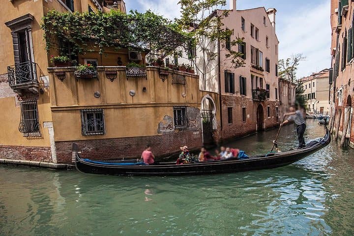 Glide the Grand Canal: 30-Minute Venice Gondola Experience photo 6