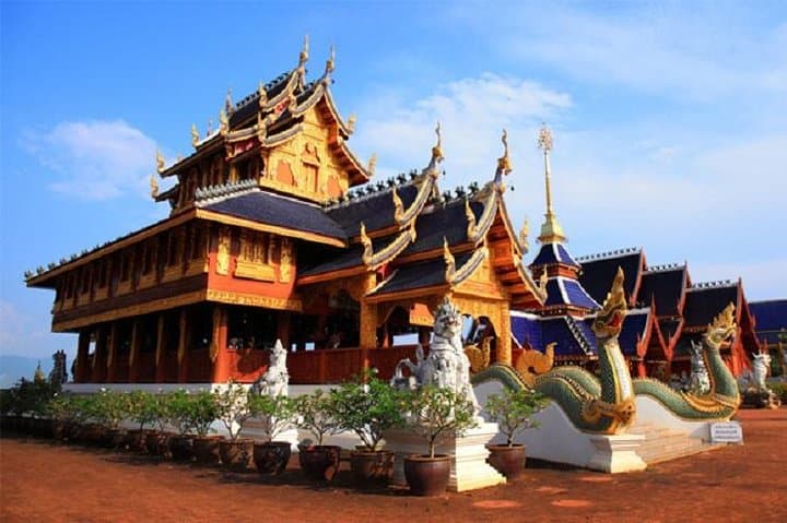 Bua Thong Sticky Waterfall, Tea Plantation & Wat Ban Den: Full-Day Private Chiang Mai Tour