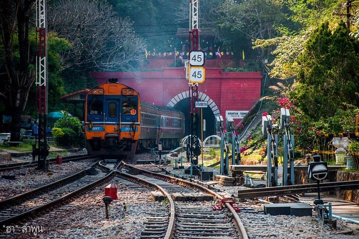 Day Trip by Train from Chiang Mai to Lampang: Temple, Market & Scenic Ride