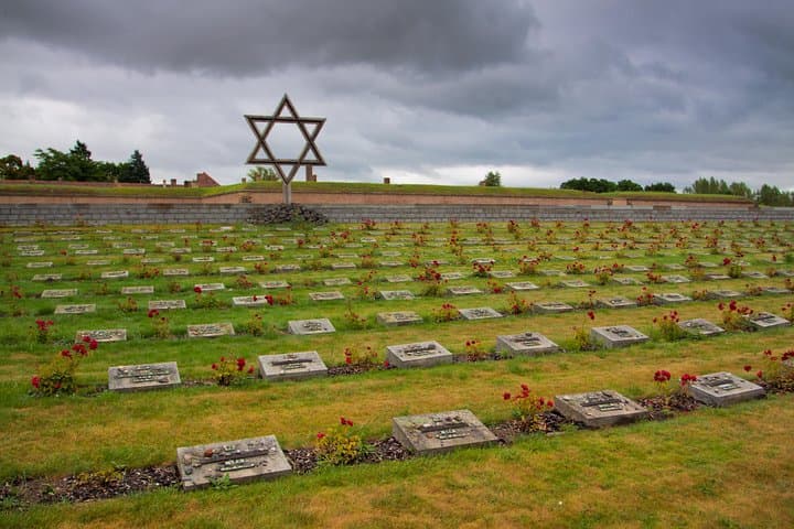 Private Half-Day Tour from Prague to Terezín Concentration Camp: Guided Visit to Big and Small Fortresses