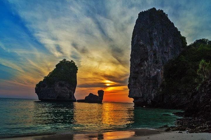 Sunrise Phi Phi Island Speed Boat Private Tour: Maya Bay, Bamboo Island & Snorkel