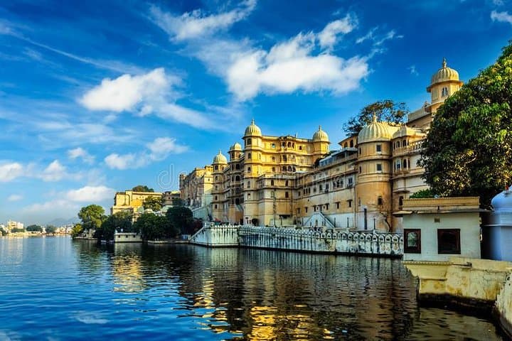 Full-Day Udaipur: City Palace, Jagmandir Boat Ride & Temple Circuit