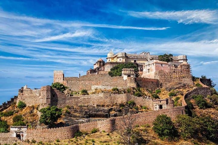 Kumbhalgarh and Ranakpur Private Day Trip from Udaipur — Fort Walls and Marble Temples photo 1