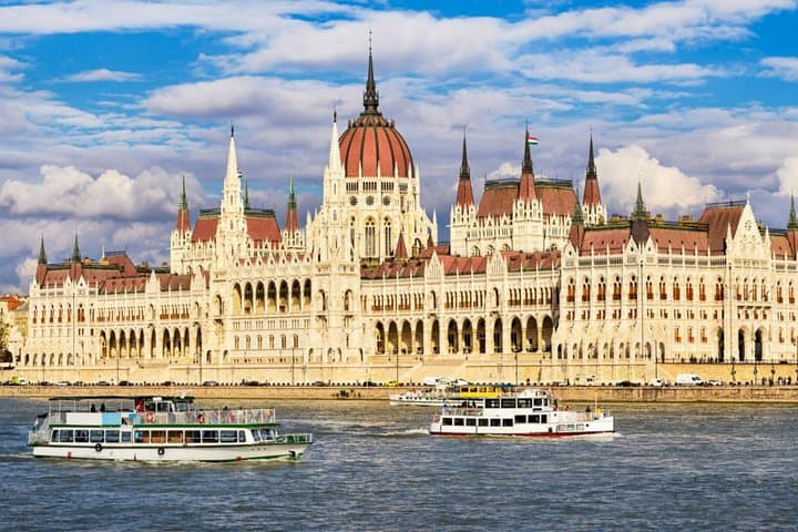 Budapest Full-Day Private City Tour with Danube Cruise and Lunch