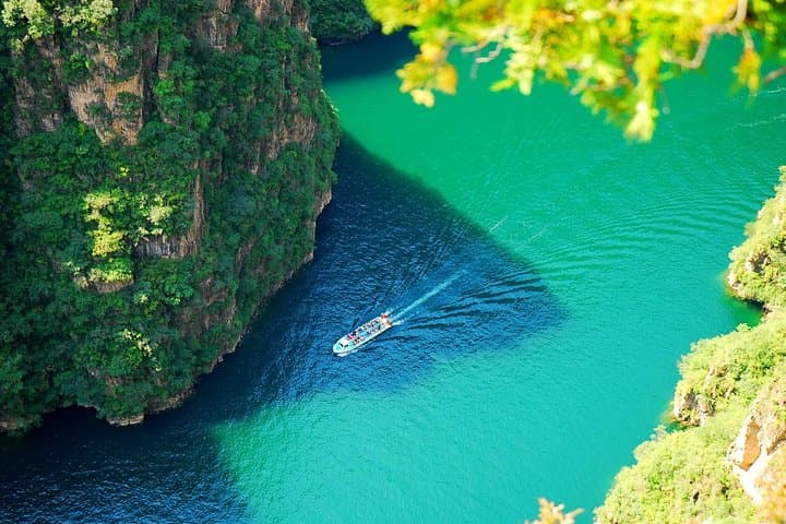 Longqing Gorge and Guyaju Caves: Private Day Trip from Beijing