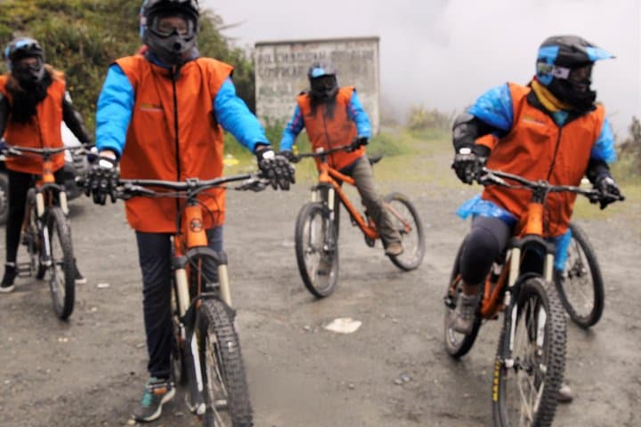 Sacred Valley Biking Tour from Cusco: Downhill Ride from Chinchero to Urquillos photo 2