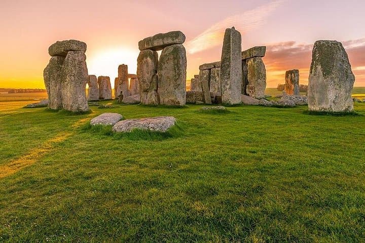 Private Pre-Cruise Transfer: London to Southampton via Stonehenge