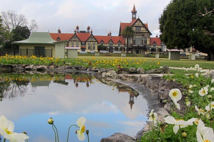 Private 3-Day North Island Highlights: Hobbiton, Waitomo Caves, Rotorua & Hamilton