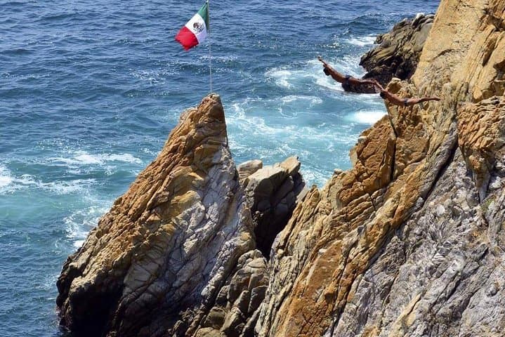 Acapulco Sunset Dinner with La Quebrada Cliff Divers