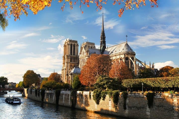 Private Photo-Stop Minivan Tour of Paris — 3-Hour Custom Selfie Drive photo 2
