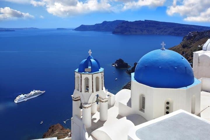 Exploring the Best of Santorini: A Customized Adventure