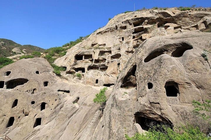 Day Trip to Longqing Gorge & Guyaju Caves: Cruise the Ravine and Explore Ancient Cliff Dwellings photo 3