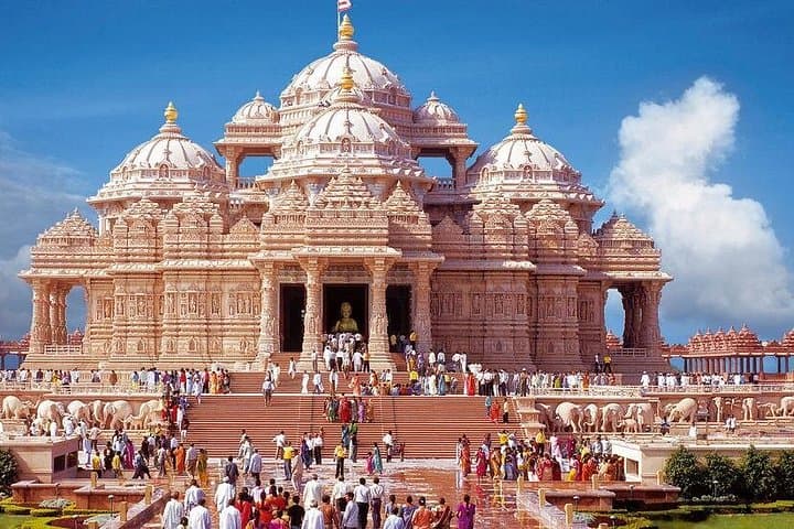 Full-Day Delhi Temple Tour: Akshardham, Bangla Sahib, Lotus & ISKCON Experience photo 1