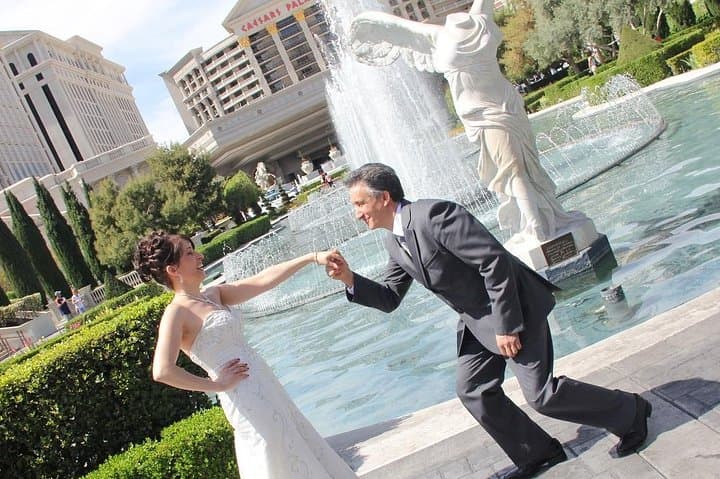 Las Vegas Fountains Photo Shoot: Bellagio & Caesars Private 90-Minute Session photo 1