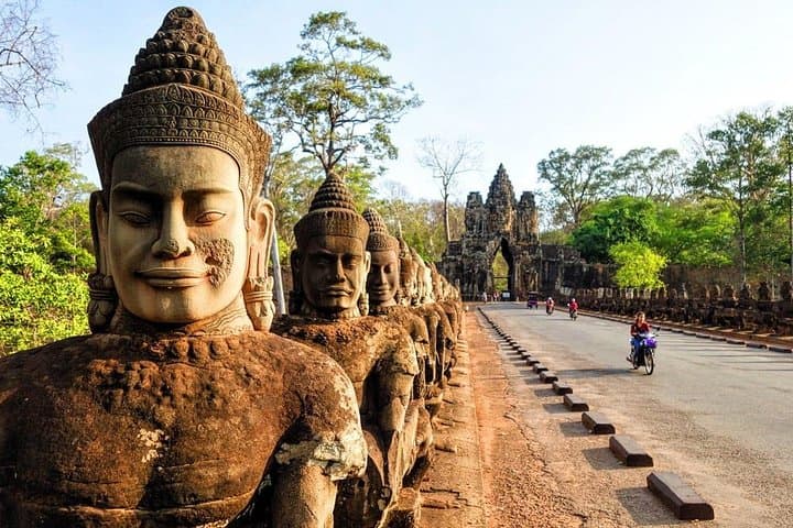 Private Angkor Wat Day Tour with English-Speaking Driver (Self-Guided Temple Walk) photo 2
