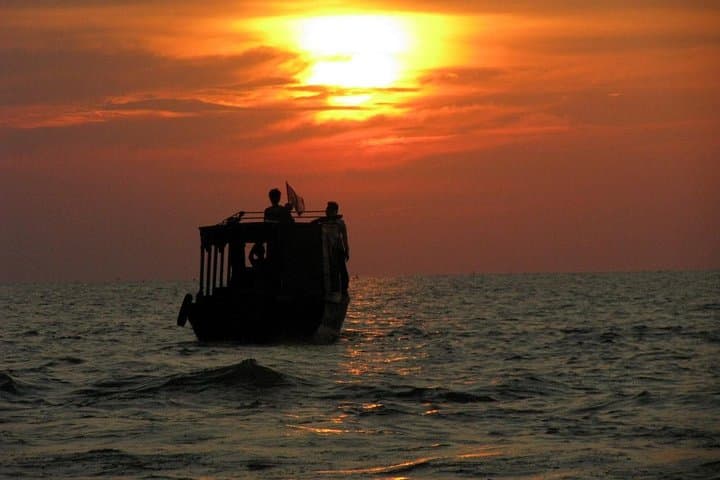 Tonle Sap Sunset Cruise: Floating Village, Cambodian Drinks & Siem Reap Evening Tour photo 2