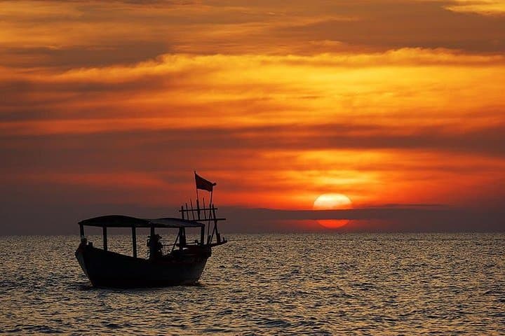 Tonle Sap Sunset Cruise: Floating Village, Cambodian Drinks & Siem Reap Evening Tour photo 1