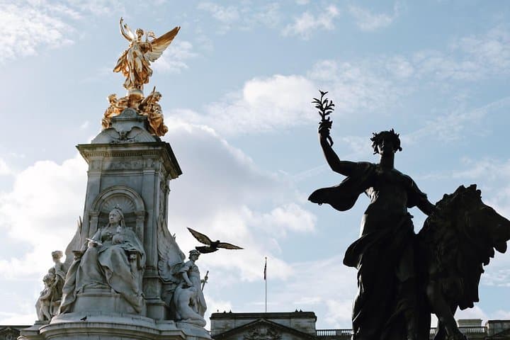 Changing of the Guard Guided Walking Tour: Semi-Private Buckingham Palace Experience photo 2