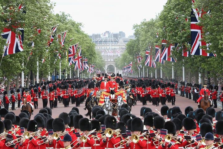 Royal London Walking Food Tour: Afternoon Tea, Palaces & Historic Eats