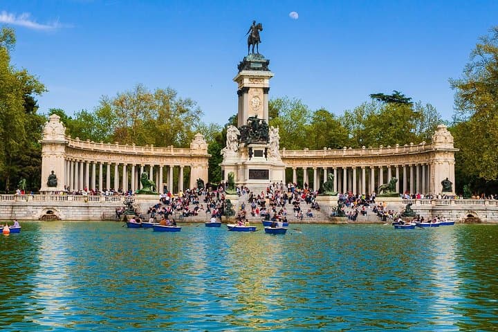 Retiro Park Walking Tour: 90-Minute Guided Stroll Through Madrid's Green Heart photo 3