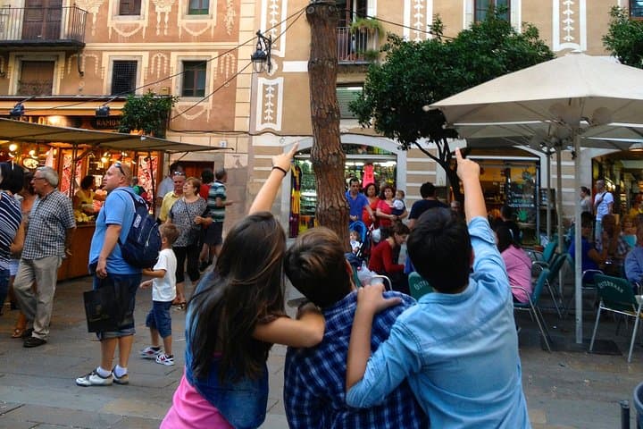 Dragon Detective Family Walking Tour in Barcelona's Gothic Quarter photo 1