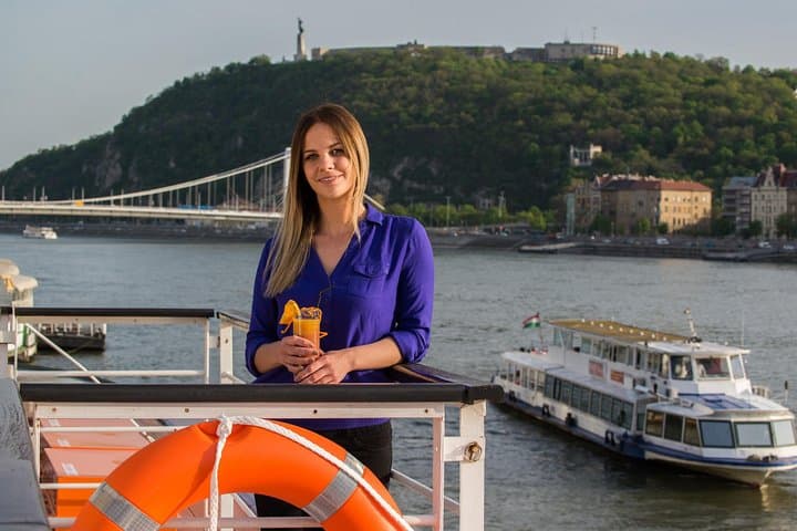 Budapest Danube Booze Cruise: 1-Hour Sightseeing with Drinks
