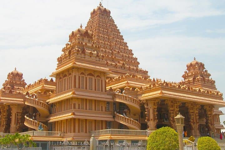South Delhi Spiritual Tour: Akshardham, Lotus Temple & ISKCON Guide photo 2
