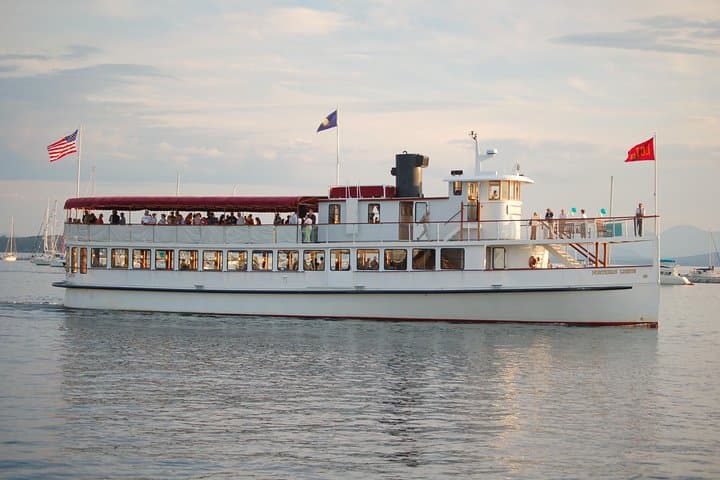 Boston Harbor Fall Foliage Lunch Cruise — 90‑Minute Leaf‑Peeping Voyage