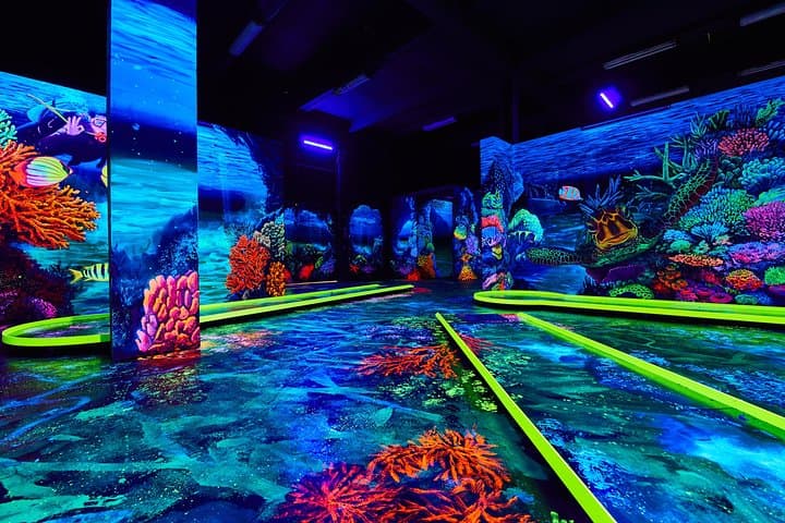 Neonis 3D Blacklight Minigolf — Budapest Glow-In-The-Dark Mini Golf Experience