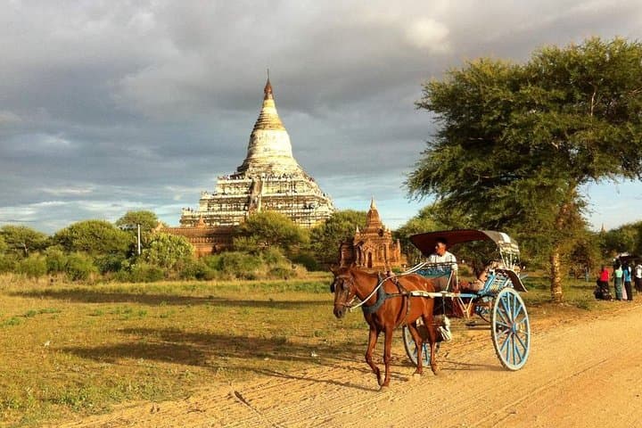 Sunset Horse Cart Ride and Traditional Puppet Dinner in Bagan