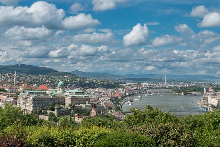 Budapest 4-Hour Private Minivan Tour — Buda & Pest Highlights