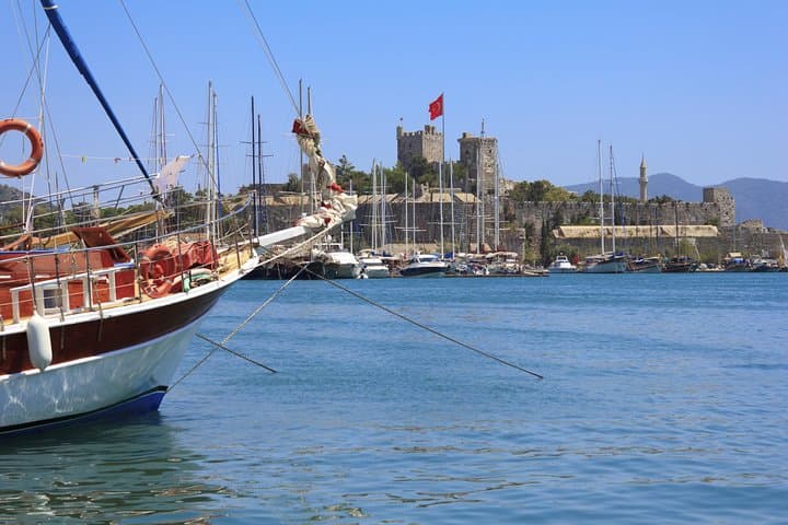 Bodrum Daily Boat Trip to Karaada: Aegean Cruise with Lunch & Swim Stops