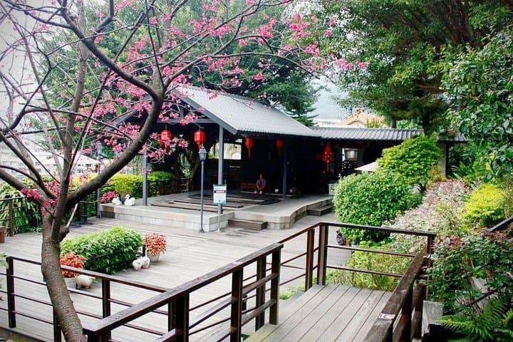 Taipei 101, Din Tai Fung & Beitou Hot Springs — Private Day Tour Guide photo 5