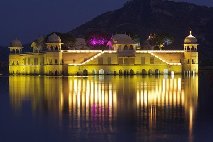 Jaipur Night Tour: Private Open-Jeep Sunset Views, Dinner & Drinks