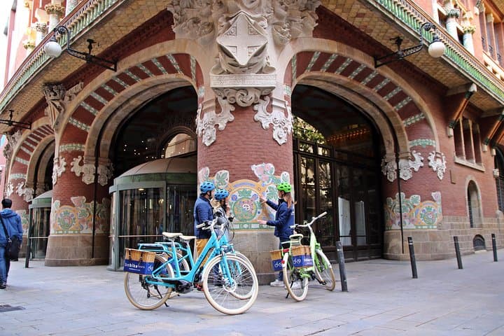 barcelona-ebike-tour-gothic-quarter-to-beach photo 2