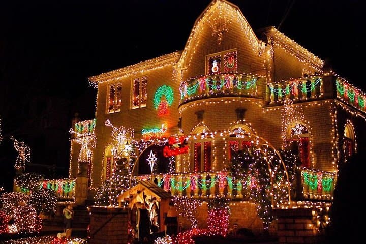 Dyker Heights Christmas Lights Tour: Brooklyn Illumination & NYC Skyline Sunset photo 3
