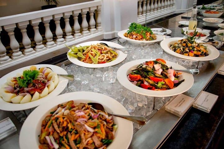 Colombo By Night: City Tour & Dinner at Cinnamon Lakeside Hotel