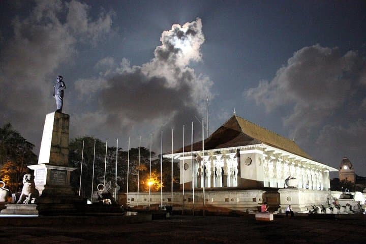 Colombo By Night: City Tour & Dinner at Cinnamon Lakeside Hotel photo 2