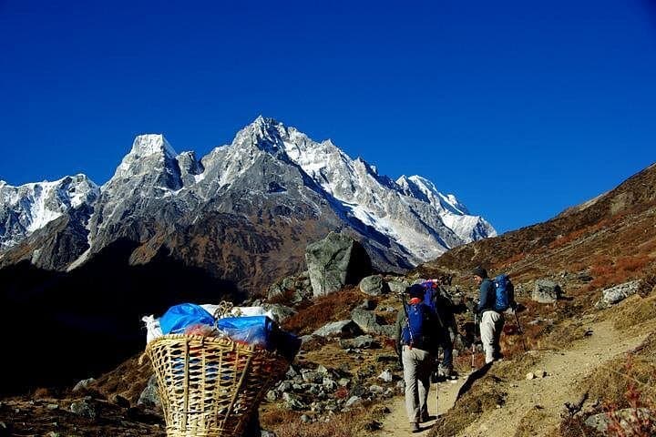 Manaslu Circuit Trek: 12–14 Day High‑Altitude Journey over Larkya La