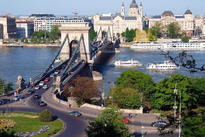 Vienna to Budapest: Private Day Trip to Gellért, Castle District & Thermal Baths