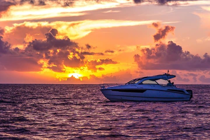 Private Bora Bora Sunset Cruise — Champagne Lagoon Sunset Experience photo 2