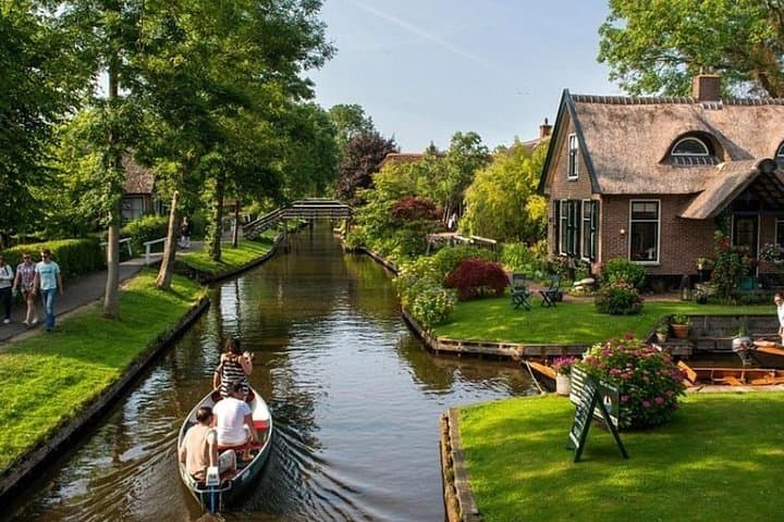 Giethoorn & Afsluitdijk: Private Day Tour from Amsterdam