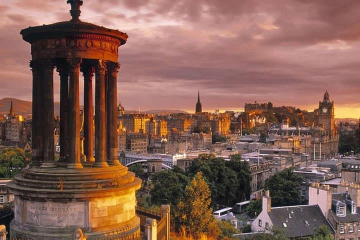Spanish-Guided 3-Hour Old Town Walking Tour in Edinburgh
