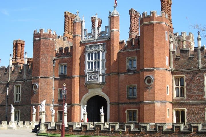 Hampton Court Palace Private 3-Hour Tour: Henry VIII to William III