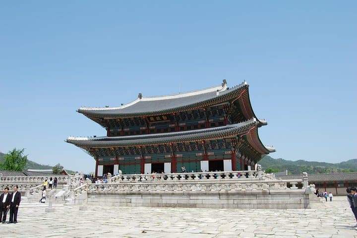 Seoul Palace Morning Tour — Gyeongbokgung, Jogyesa & Blue House Drive-By